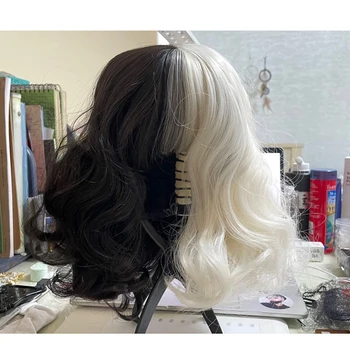 Yüksek Kaliteli Cruella de Vil Cosplay Peruk Siyah Beyaz Sarışın Kısa Kıvırcık saç ısıya dayanıklı Sentetik Saç Parti Peruk Peruk Kap